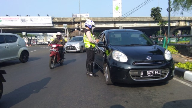 Polda Metro Jaya tindak pengemudi yang tak patuhi aturan ganjil-genap (Foto: Twitter/@TMCPoldaMetro )