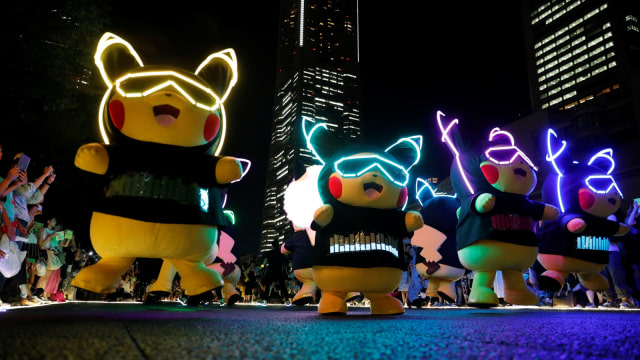 Sejumlah pemeran mengenakan kostum Pokemon berkarakter Pikachu dalam parade malam Festival Pikachu di Yokohama, Jepang (10/8). (Foto: REUTERS / Kim Kyung-Hoon)