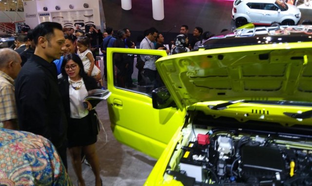 Agus Harimurti Yudhoyono melihat mesin Suzuki Jimny Sierra di GIIAS, yang menggunakan seri K15B  (Foto: Gesit Prayogi/kumparanOTO)