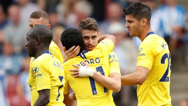 Para pemain Chelsea merayakan gol Jorginho saat melawan Huddersfield Town. (Foto: Carl Recine/Reuters)