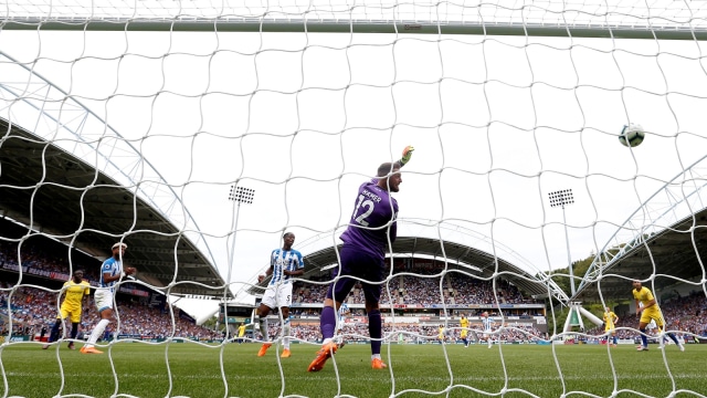 Proses gol Chelsea yang dicetak N'Golo Kante ke gawang Huddersfield Town. (Foto: Carl Recine/Reuters)