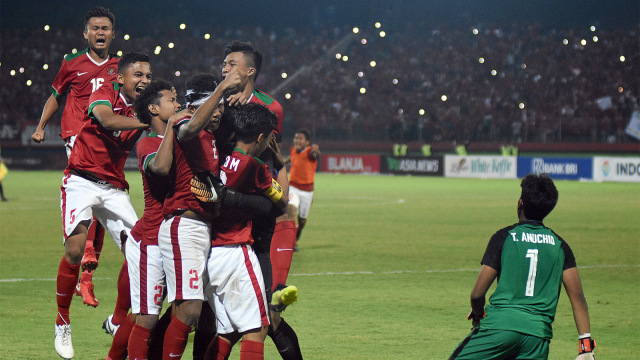 Indonesia menjadi juara Piala AFF U-16 usai menang atas Thailand melalui adu pinalti dengan skor 5-4 (1-1) di Stadion Gelora Delta Sidoarjo, Jawa Timur, Sabtu (11/8/2018).  (Foto: Antara/M Risyal Hidayat)