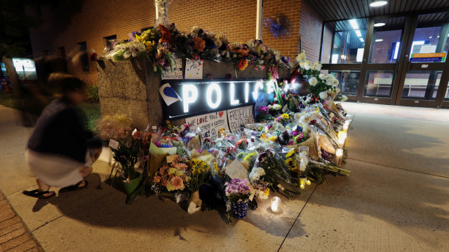 Penghormatan di makam darurat di depan markas polisi pasca peristiwa penembakan di Kanada, Jumat (11/8/2018). (Foto: Reuters)