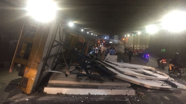 Kecelakaan terguling dan menimpa kendaraan lain di Underpass Cawang arah BNN, Jakarta, Minggu (12/8/2018). (Foto: Twitter @TMCPoldaMetro)