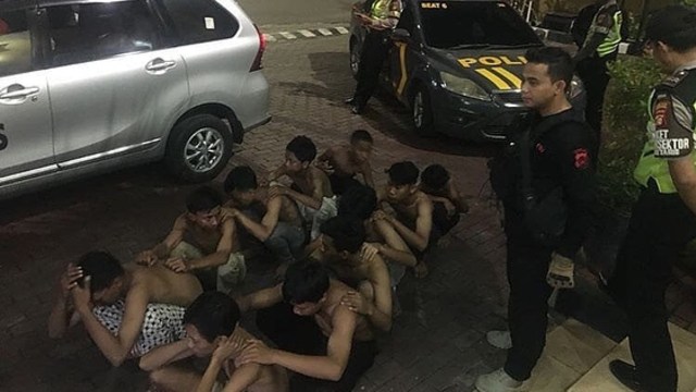 Petugas kepolisian dari Polres Metro Jakarta Barat berhasil mengamankan 22 remaja yang melakukan aksi tawuran di Jalan Tubagus Angke, Jakarta Barat, Minggu (12/8/2018). (Foto: Instagram @jktinfo)