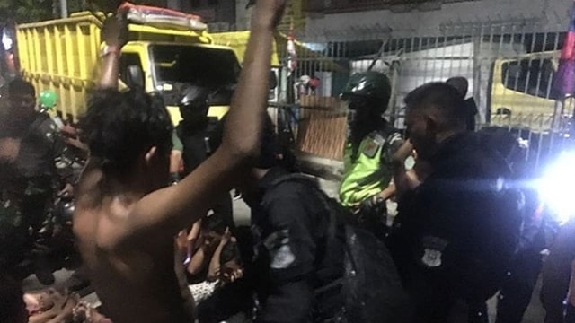 Petugas kepolisian dari Polres Metro Jakarta Barat berhasil mengamankan 22 remaja yang melakukan aksi tawuran di Jalan Tubagus Angke, Jakarta Barat, Minggu (12/8/2018). (Foto: Instagram @jktinfo)