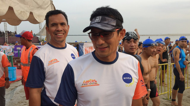 Cawapres Sandiaga Uno membuka kompetisi Ancol Aquathlon di kawasan Pantai Ancol, Jakarta Utara, Minggu (12/8/2018). (Foto: Fachrul Irwinsyah/kumparan)