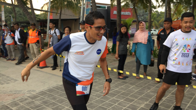 Cawapres Sandiaga Uno berlari usai membuka kompetisi Aquathlon di Ancol, Jakarta, Minggu (12/8/2018). (Foto: Fachrul Irwinsyah/kumparan)