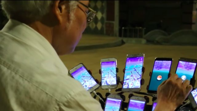 Chen San bermain Pokemon Go dengan 11 smartphone. (Foto: EXP.GG TW via YouTube)