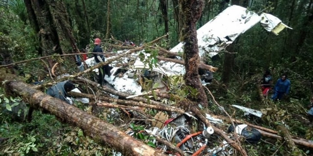 Proses evakuasi korban insiden jatuhnya pesawat dimonim. (Foto: dok. Pendam XVII/Cenderawasih)