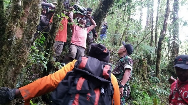 Proses evakuasi korban insiden jatuhnya pesawat dimonim. (Foto: dok. Pendam XVII/Cenderawasih)