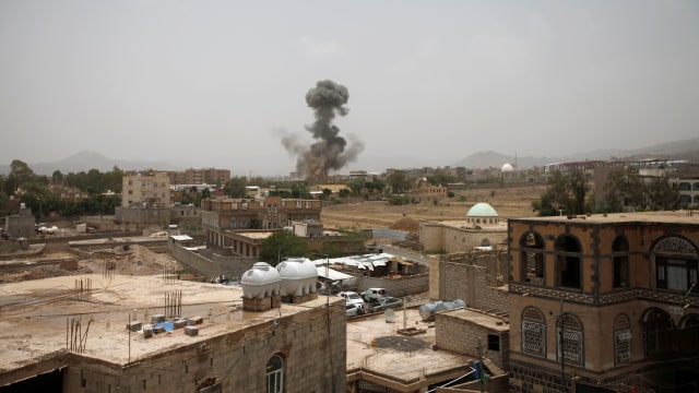 Asap yang mengudara setelah serangan udara di Saada, Yaman (9/8). (Foto: REUTERS/Mohamed al-Sayaghi)