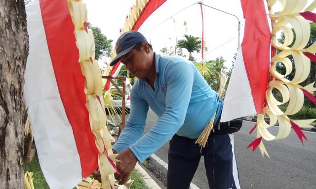 Penjor Merah Putih Mulai Hiasi Kawasan Renon Denpasar
