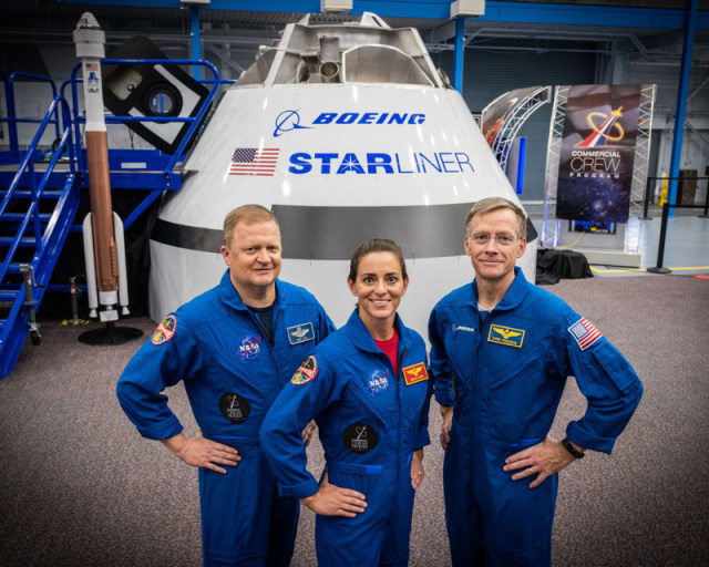 Astronaut Eric Boe (kiri), Nicole Mann, dan Chris Ferguson (kanan). (Foto: NASA)