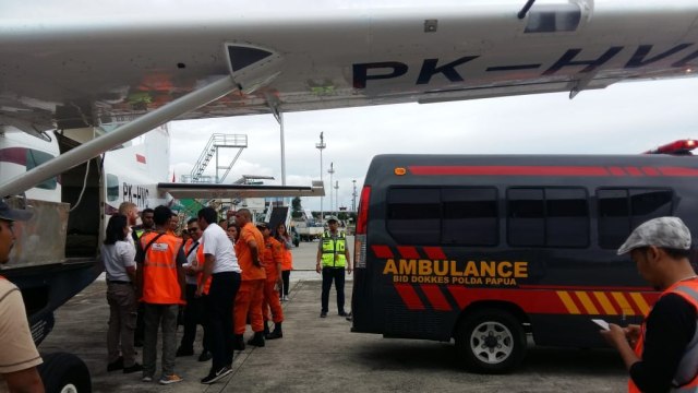 Evakuasi korban kecelakaan jatuhnya pesawat Dimonim Air, Minggu (12/8/2018). (Foto: Dok. Polda Papua)