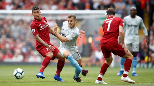 Duel Wilshere vs Firmino di laga Liverpool vs West Ham. (Foto: Reuters/Carl Recine)