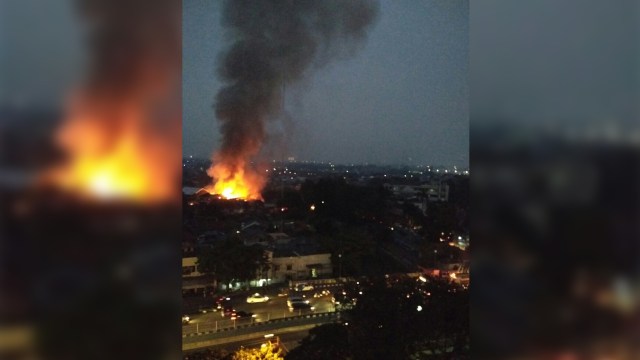 Kebakaran di Jalan Matraman, Menteng (Foto: TMCPoldaMetro/twitter)