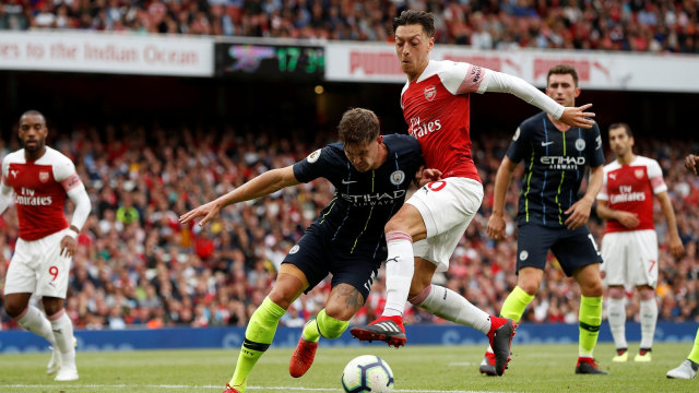 Pemain City dan Arsenal berduel. (Foto: Reuters/John Sibley)