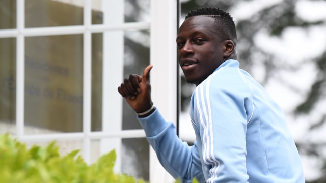 Kelakuan Benjamin Mendy menjelang memasuki markas Manchester City, awal musim lalu. (Foto: Franck Fife/AFP)