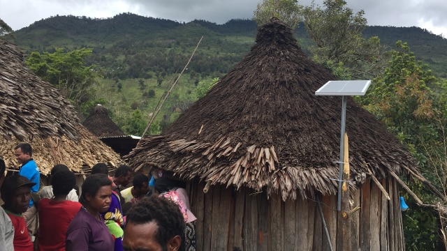 Kementerian ESDM Bagikan Seribu Lampu Hemat Energi di Yahukimo, Papua (Foto: Muhammad Lutfan/kumparan)