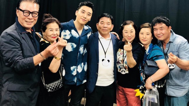 Seungri dan Orang Tua BIG BANG (Foto: Instagram @seungriseyo)