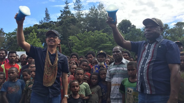 Rombongan Kementerian ESDM memberikan bantuan Lampu Tenaga Surya Hemat Energi, Kabupaten Yahukimo, Papua, Senin (13/8/2018). (Foto: Feby Dwi Sutianto/kumparan)