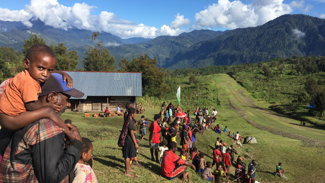 Warga berkumpul di pinggir landasan penerbangan di distrik Puldama, Kabupaten Yahukimo, Papua, Senin (13/8/2018). (Foto: Muhammad Lutfan D/kumparan)