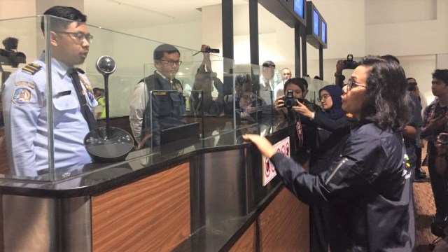 Menteri Keuangan, Sri Mulyani meninjau kesiapan Bea Cukai di Bandara Soekarno-Hatta, Tangerang, Banten, Senin (13/8/2018). (Foto: Nurul Nur Azizah/kumparan)