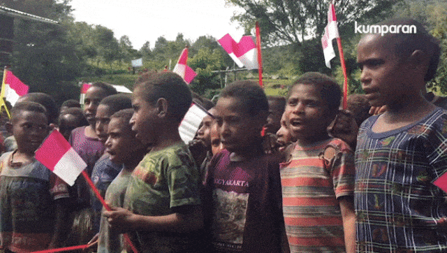 Anak-anak distrik Puldama, Kabupten Yahukimo, Papua emnyanyikan lagu-lagu nasional Indonesia (Foto: Luthfan D/kumparan)