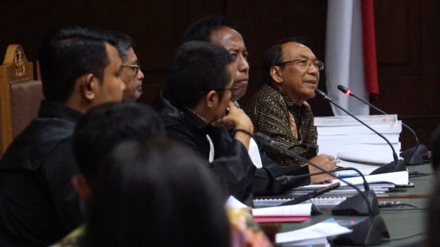 Jero Wacik (kanan) jalani sidang Peninjauan Kembali (PK) di pengadilan Tipikor, Jakarta, Senin (13/8/2018). (Foto:  Fanny Kusumawardhani/kumparan)