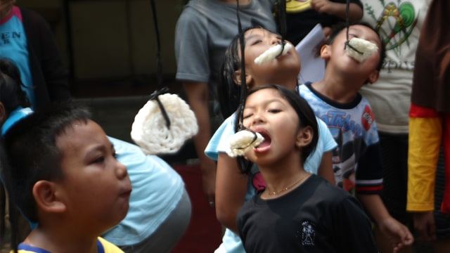 Lomba makan kerupuk (Foto: Aditia Noviansyah/kumparan)
