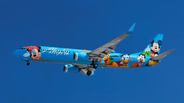 Maskapai Alaska Airlines berhias Mickey Mouse di Badan Pesawat.
 (Foto: Flickr/Gunnar Kullenberg)