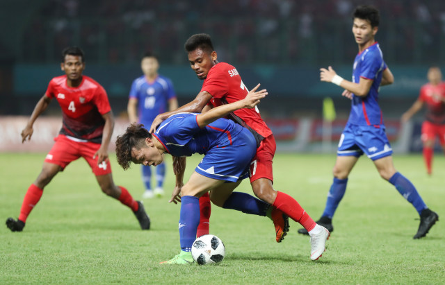 Pesepak bola Indonesia Saddil Ramdani (17) mengganjal pemain China Taipei Shengwei Chen (12) pada pertandingan Grup A Asian Games ke-18 di Stadion Patriot, Bekasi Minggu (12/8).  (Foto: INASGOC/Charlie)