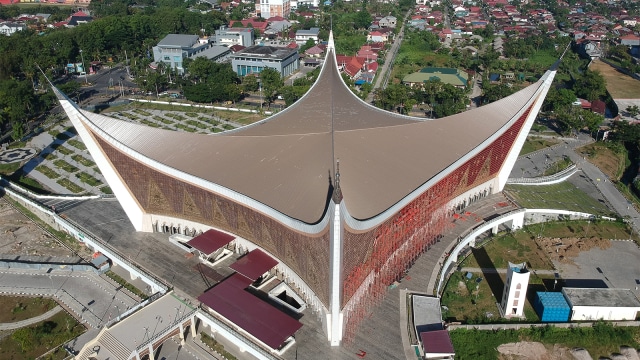 Masjid Raya Sumatera Barat, di Padang, Senin (13/8/2018). (Foto: ANTARA FOTO/Iggoy el Fitra)