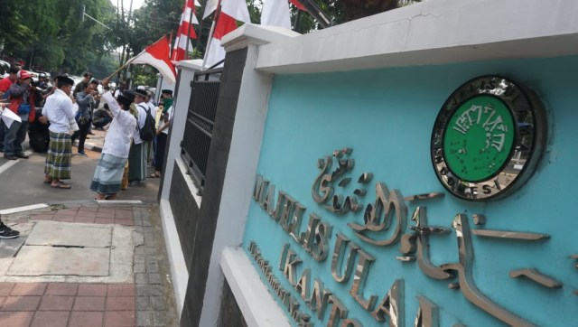 Sejumlah massa berunjuk rasa menuntut agar KH Ma'ruf Amin mundur sebagai ketua MUI di depan kantor MUI, Jakarta Pusat, Senin (13/8/2018). (Foto: Irfan Adi Saputra/kumparan)