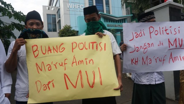 Sejumlah massa berunjuk rasa menuntut agar KH Ma'ruf Amin mundur sebagai ketua MUI di depan kantor MUI, Jakarta Pusat, Senin (13/8/2018). (Foto: Irfan Adi Saputra/kumparan)