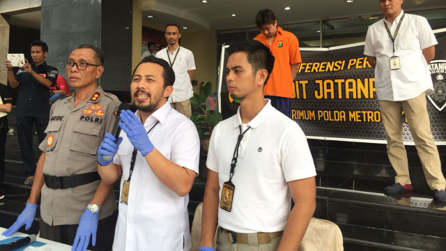 Wadireskrimum AKBP Ade Ary Indardi (tengah) menunjukan barang bukti dan tersangka pembunuhan pengusaha minyak di Jakarta Utara, Senin (13/8/2018). (Foto: Mirsan Simamora/kumparan)