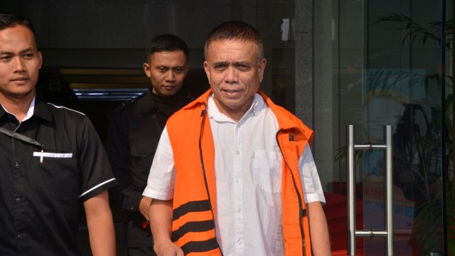 Mantan Gubernur Aceh, Irwandi Yusuf usai menjalani pemeriksaan di Gedung KPK, Jakarta (138). (Foto: Nadia K. Putri)