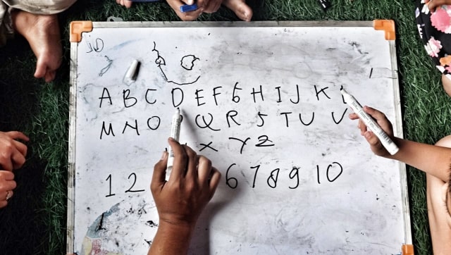 Sejumlah anak belajar mengenal huruf abjad di Taman Baca Kolong fly over Ciputat, Tangerang Selatan, Senin (13/8/2018). Foto: Helmi Afandi Abdullah/kumparan