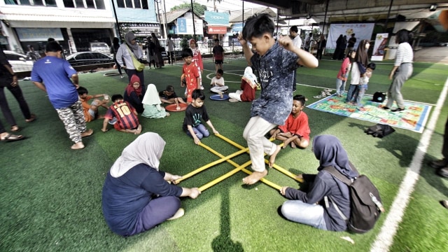 Sejumlah anak bermain permainan tradisional di Taman Baca Kolong fly over Ciputat, Tangerang Selatan, Senin (13/8/2018). (Foto: Helmi Afandi Abdullah/kumparan)