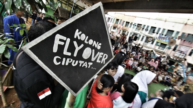Sejumlah orang tua membawa anaknya ke Taman Baca Kolong fly over Ciputat, Tangerang Selatan, Senin (13/8/2018). (Foto: Helmi Afandi Abdullah/kumparan)
