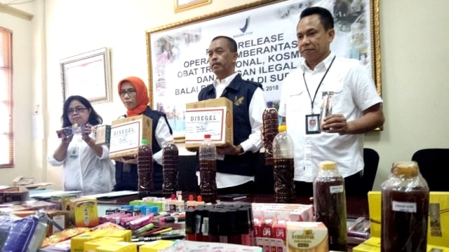 BBPOM menyita produk kosmetik dan jamu ilegal senilai Rp 3,1 M. (Foto: Phaksy Sukowati/kumparan)