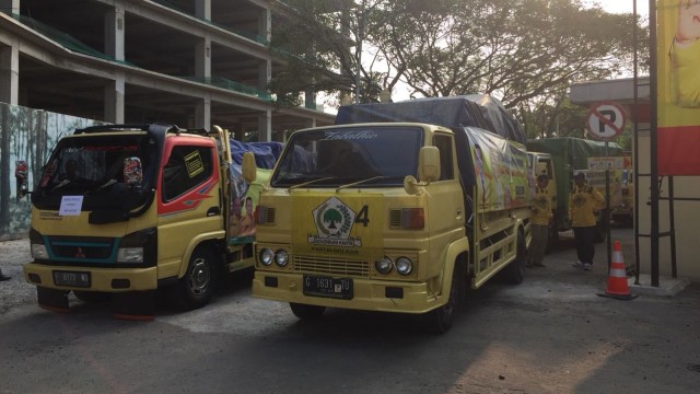Penyaluran bantuan dari Partai Golkar untuk korban gempa Lombok. (Foto: Yuana Fatwalloh/kumparan)