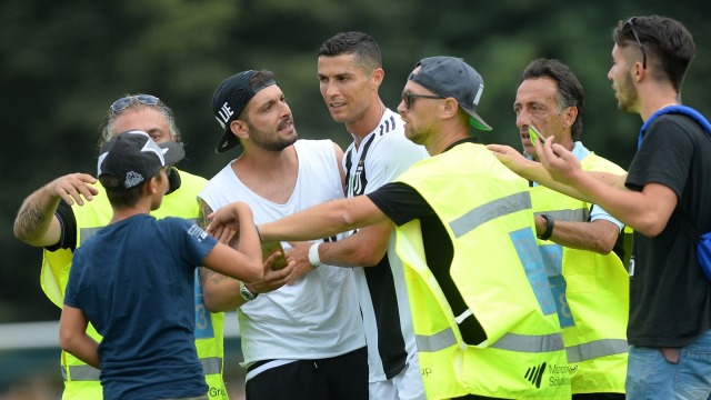 Ronaldo diselamatkan steward dari serbuan suporter Juventus. (Foto: Reuters/Massimo Pinca)