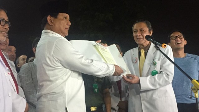 Capres-cawapres Prabowo Subianto dan Sandiaga Uno melakukan konfrensi pers usai menyelesaikan medical check up di RSPAD Gatot Subroto, Senin (13/8/2018). (Foto: Paulina Herasmaranindar/kumparan)