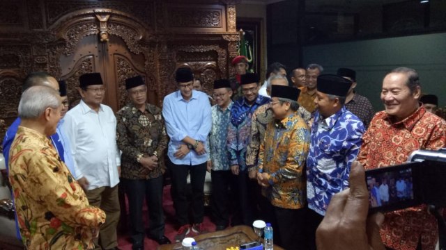 Ketum Gerindra Prabowo Subianto dan Sandiaga Uno di Gedung Pusat Dakwah Muhammadiyah, Senin (13/8/2018). (Foto: Kevin Kurnianto/kumparan)