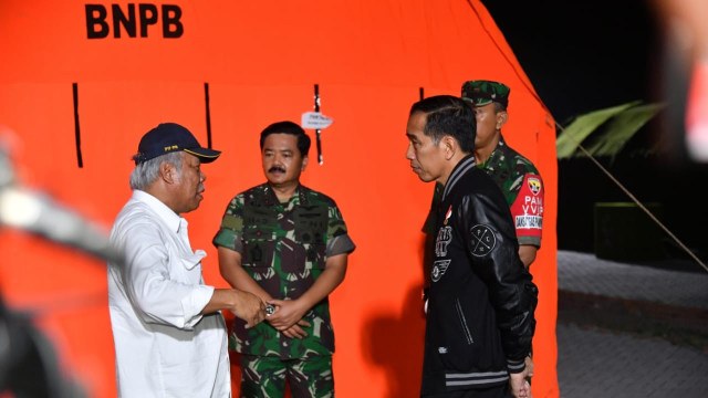 Jokowi di pengungsian korban gempa Lombok. 
 (Foto: Laily Rachev - Biro Pers Setpres)