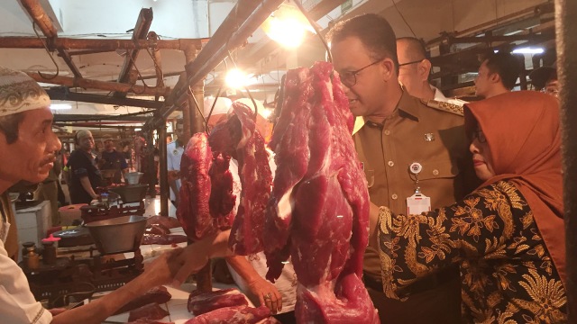 Anies saat resmikan revitalisasi Pasar Kramat Jati, Selasa (14/8). (Foto: Moh Fajri/kumparan)
