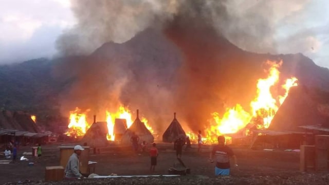 Perkampungan adat Megalitikum Gurusina di Flores, NTT, terbakar, Selasa (14/8). (Foto: Dok. Nury Sybli)