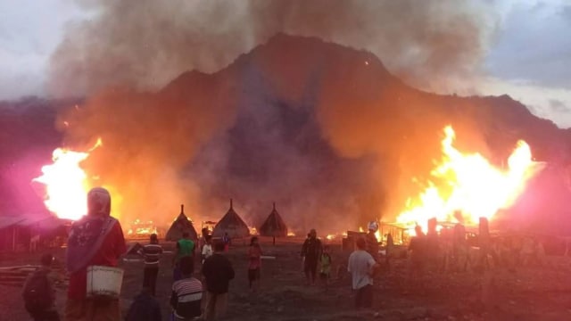 Perkampungan adat Megalitikum Gurusina di Flores, NTT, terbakar, Selasa (14/8). (Foto: Dok. Nury Sybli)